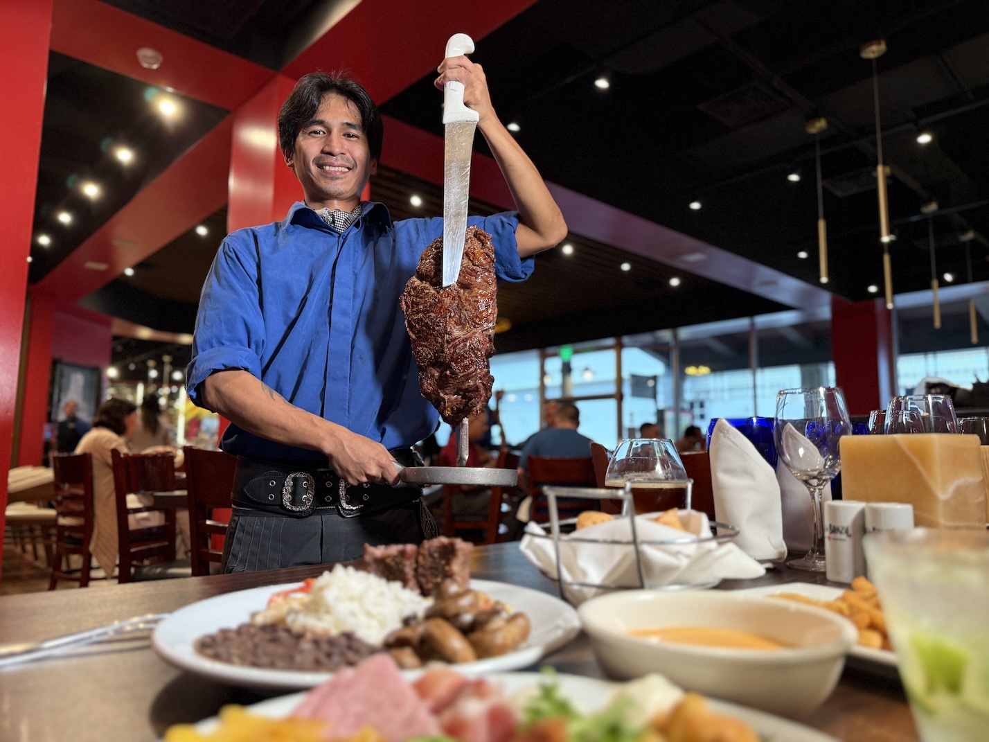 子連れ 三世代旅行におすすめハワイディナー。 『テキサス・デ・ブラジル』完全ガイド！家族全員が満足する、本格ブラジリアン・シュラスカリアの魅力